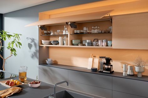 Large, wide fronts and thin gaps create AVENTOS’ uninterrupted, smooth look, which carries designs from wall cabinets to base units.