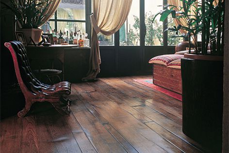 Oak, durmast, teak, cedar and walnut woods are featured in the designs of I Vassalletti.