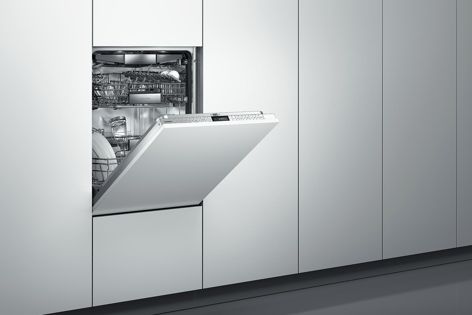 The Gaggenau DF 481-160 dishwasher disappears discreetly behind the furniture panel.